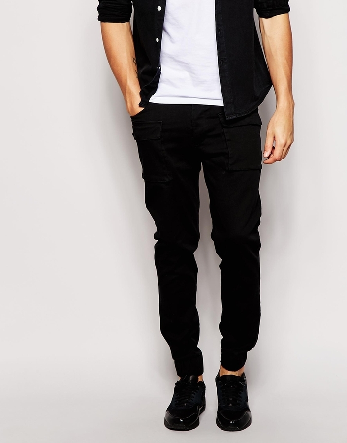 Белая рубашка и черные джинсы мужские