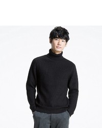 Uniqlo Middle Gauge Turtleneck Sweater