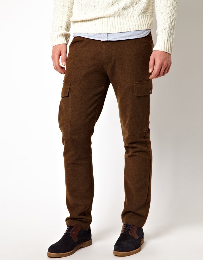 Коричневые джинсы и коричневая рубашка