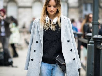 Cómo Combinar Un Abrigo En Gris Oscuro Con Un Jersey Con