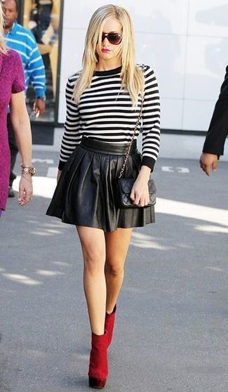 Black Pleated Leather Mini Skirt Outfits: 