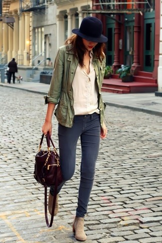 Tan Suede Ankle Boots Outfits: Go for a straightforward but casual and cool option by combining an olive anorak and charcoal skinny jeans. And if you need to effortlessly step up this ensemble with footwear, add a pair of tan suede ankle boots to your ensemble.