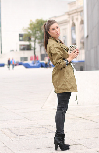 Olive Anorak Outfits For Women: This off-duty combination of an olive anorak and charcoal skinny jeans is extremely easy to put together in seconds time, helping you look amazing and ready for anything without spending a ton of time searching through your wardrobe. Demonstrate your classy side by rounding off with black leather ankle boots.