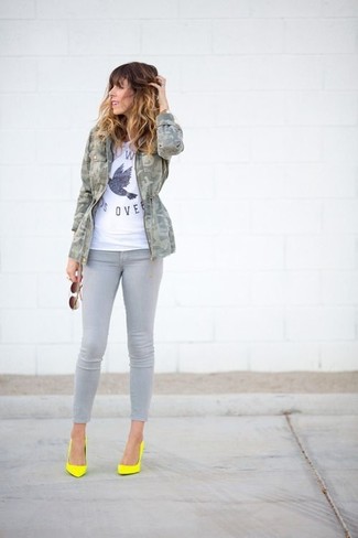 Yellow Leather Pumps Outfits: Go for a grey camouflage anorak and grey skinny jeans for a modern spin on casual wear. Introduce a pair of yellow leather pumps to the mix for a touch of sophistication.