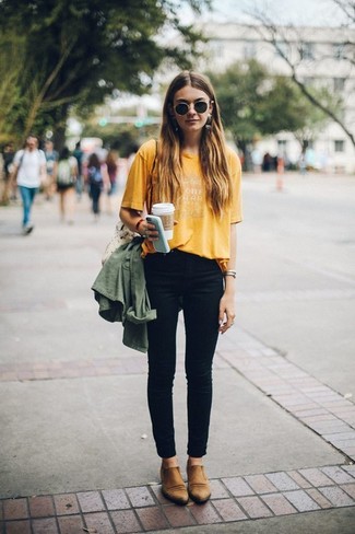 Anorak Outfits For Women: An anorak and black skinny jeans are essential in a functional off-duty arsenal. When not sure as to what to wear on the shoe front, complement your outfit with tan leather chelsea boots.