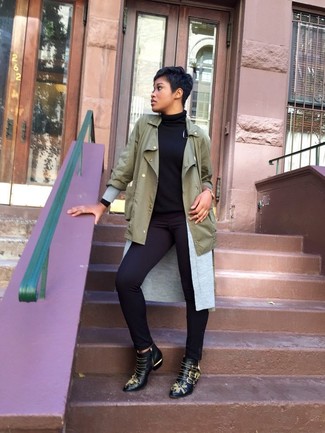 Anorak Outfits For Women: Consider wearing an anorak and black skinny pants to create a totaly chic and modern-looking relaxed ensemble. Black studded leather ankle boots will give a touch of class to an otherwise mostly casual look.