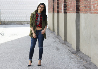Olive Anorak Outfits For Women: An olive anorak and blue ripped skinny jeans are essential in a stylish off-duty arsenal. Black leather pumps will take an otherwise too-common look down a classier path.