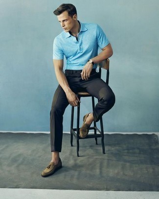 43 Dressy Hot Weather Outfits For Men: An aquamarine polo looks so effortlessly neat when married with charcoal dress pants. Bump up this ensemble by finishing off with a pair of olive suede tassel loafers.