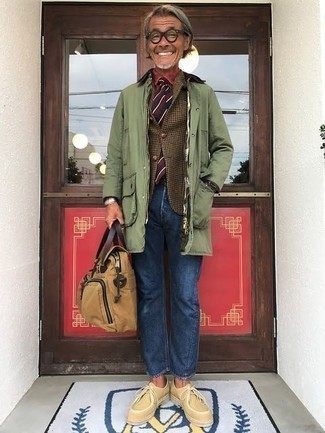 Olive Barn Jacket Outfits: An olive barn jacket and blue jeans are absolute menswear must-haves that will integrate brilliantly within your daily arsenal. When not sure as to the footwear, introduce beige suede desert boots to your ensemble.