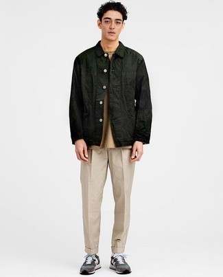 Khaki Chinos Outfits: A dark green barn jacket and khaki chinos work together smoothly. Feeling inventive today? Tone down your ensemble by sporting dark brown athletic shoes.