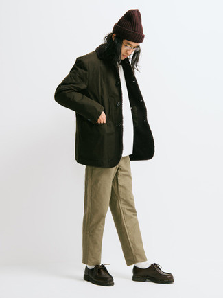 Dark Green Barn Jacket Outfits: The versatility of a dark green barn jacket and khaki chinos means they will be on regular rotation. Let your expert styling truly shine by complementing your look with a pair of dark brown leather desert boots.