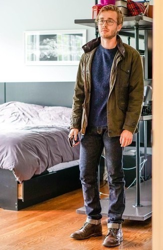 Dark Green Barn Jacket Warm Weather Outfits: Consider pairing a dark green barn jacket with charcoal jeans to create an interesting and modern-looking casual ensemble. For a dressier take, why not complement your ensemble with brown leather casual boots?