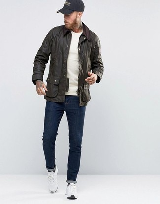 Navy Skinny Jeans Warm Weather Outfits For Men: Team a dark green barn jacket with navy skinny jeans and you'll be ready for whatever this day has in store for you. Ramp up this outfit by slipping into white athletic shoes.