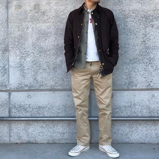 500+ Fall Outfits For Men: The styling capabilities of a dark brown barn jacket and khaki chinos mean they will always be on regular rotation. On the fence about how to round off? Complete this outfit with white canvas low top sneakers for a more relaxed take. As you can see here, this combo is a really nice choice, especially for awkward transition weather, when the mercury is getting lower.