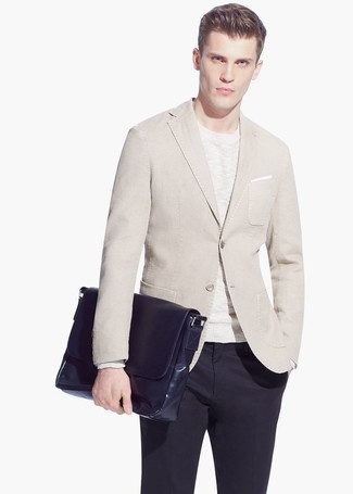Black Leather Briefcase Outfits: Make a beige blazer and a black leather briefcase your outfit choice for a trendy and urban outfit.