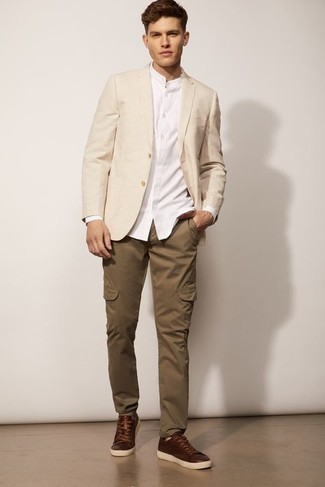 Brown Cargo Pants Outfits: If you're looking for a casual and at the same time dapper look, opt for a beige blazer and brown cargo pants. In the shoe department, go for something on the laid-back end of the spectrum and complete this look with a pair of dark brown leather low top sneakers.