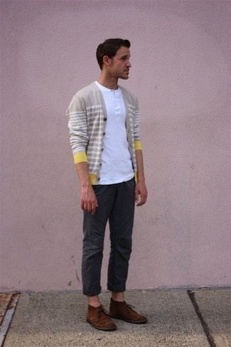Beige Horizontal Striped Cardigan Outfits For Men: A beige horizontal striped cardigan and charcoal chinos are the kind of a fail-safe off-duty ensemble that you need when you have no extra time to assemble a look. Brown suede desert boots are a welcome accompaniment to this look.