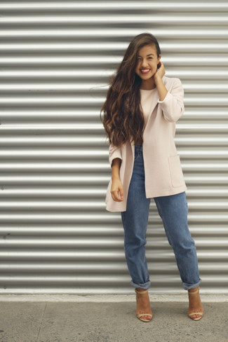 Blue Boyfriend Jeans Outfits: A beige coat and blue boyfriend jeans married together are such a dreamy combination for fashionistas who prefer ultra-cool styles. A pair of tan leather heeled sandals easily turns up the glam factor of your look.