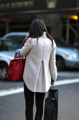 Camel Coat Outfits For Women: Dress in a camel coat and black skinny jeans for an effortless kind of elegance.