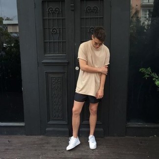 Tan Crew-neck T-shirt Outfits For Men: A tan crew-neck t-shirt and black shorts are a good outfit formula to keep in your menswear collection. The whole outfit comes together brilliantly if you add white canvas low top sneakers.