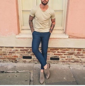Tan Crew-neck T-shirt Outfits For Men: For a casual ensemble with a fashionable spin, you can easily wear a tan crew-neck t-shirt and navy chinos. To bring out a refined side of you, complete this look with a pair of brown suede oxford shoes.