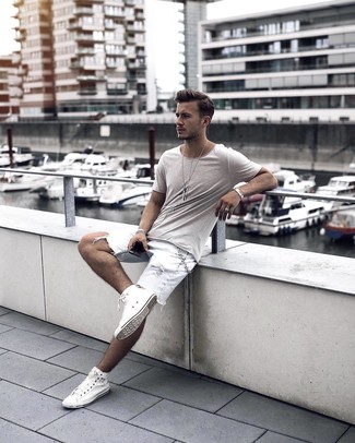 White and Red Canvas High Top Sneakers Relaxed Outfits For Men: Go for a beige crew-neck t-shirt and white ripped denim shorts to get an edgy and stylish outfit. When it comes to shoes, this outfit pairs perfectly with white and red canvas high top sneakers.