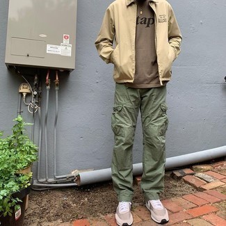 Olive Cargo Pants Outfits: A beige harrington jacket and olive cargo pants are a nice go-to combo to keep in your wardrobe. Beige athletic shoes bring a more relaxed aesthetic to the look.
