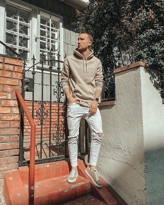 White Skinny Jeans Outfits For Men: A beige hoodie and white skinny jeans are a life-saving casual combination for many fashion-forward men. Complete this outfit with tan suede low top sneakers for a masculine aesthetic.
