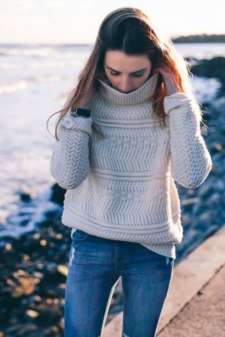 Beige Turtleneck Outfits For Women: A beige turtleneck and blue skinny jeans are a great outfit formula to keep in your wardrobe.