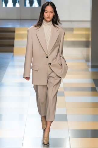 Beige Suit Outfits For Women: 