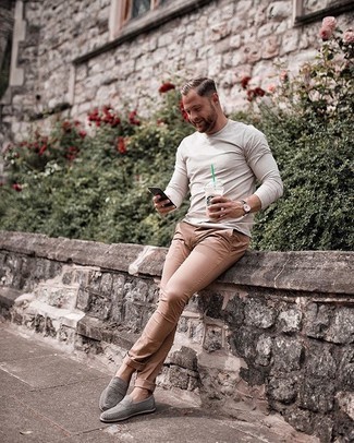 Beige Long Sleeve T-Shirt Outfits For Men: Go for a beige long sleeve t-shirt and khaki chinos to put together an interesting and modern-looking casual ensemble. Display your classy side by finishing with a pair of grey woven suede loafers.