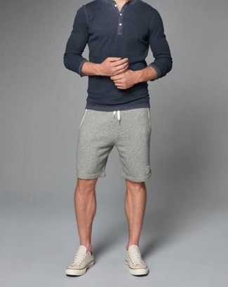 Charcoal Henley Shirt Outfits For Men: 