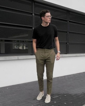 Beige Low Top Sneakers Outfits For Men In Their 20s: 