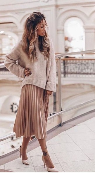 Pink Midi Skirt Outfits: This is definitive proof that a beige oversized sweater and a pink midi skirt look awesome when you pair them in an off-duty outfit. Complement your look with beige leather pumps to instantly switch up the look.