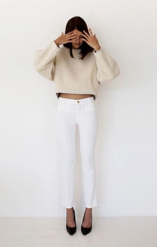 White Jeans Outfits For Women: This totaly stylish laid-back look is ever-so-simple: a beige oversized sweater and white jeans. Black leather pumps will bring a hint of polish to an otherwise standard outfit.
