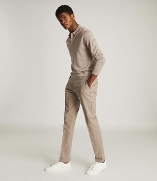 Beige Polo Neck Sweater Outfits For Men: For a look that's pared-down but can be styled in plenty of different ways, consider wearing a beige polo neck sweater and khaki chinos. To infuse a playful vibe into this outfit, add a pair of white leather low top sneakers to this ensemble.