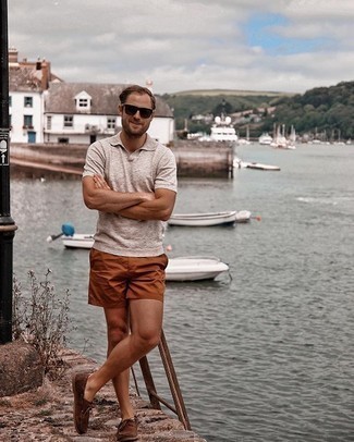 Tobacco Shorts Outfits For Men: Such pieces as a beige polo and tobacco shorts are an easy way to introduce extra cool into your casual lineup. Our favorite of a countless number of ways to finish off this ensemble is with a pair of brown leather boat shoes.