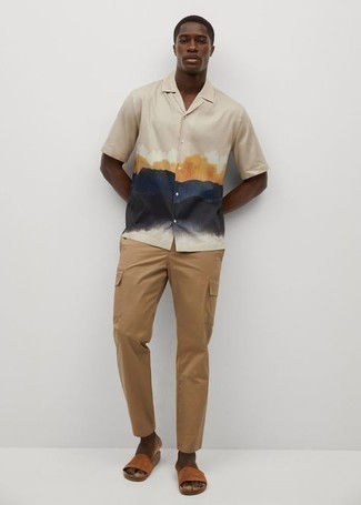 Tobacco Suede Sandals Outfits For Men: Consider teaming a beige print short sleeve shirt with khaki chinos for a casual level of dress. Send your ensemble in a whole other direction by wearing tobacco suede sandals.