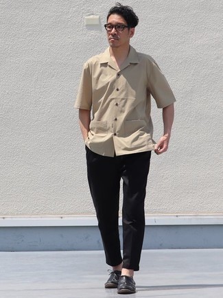 Tan Short Sleeve Shirt Outfits For Men: This pairing of a tan short sleeve shirt and black chinos is hard proof that a safe off-duty outfit can still be extra stylish. For a sleeker aesthetic, add a pair of black leather oxford shoes to the equation.