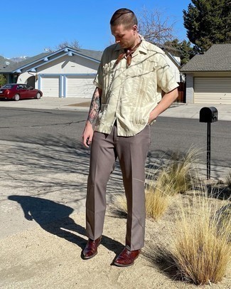 Men's Beige Embroidered Short Sleeve Shirt, Brown Chinos, Dark Brown Leather Chelsea Boots, Brown Print Bandana