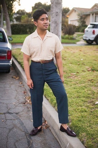Tan Short Sleeve Shirt Outfits For Men: Putting together a tan short sleeve shirt and navy dress pants will cement your styling chops. Get a little creative with shoes and throw in burgundy leather tassel loafers.