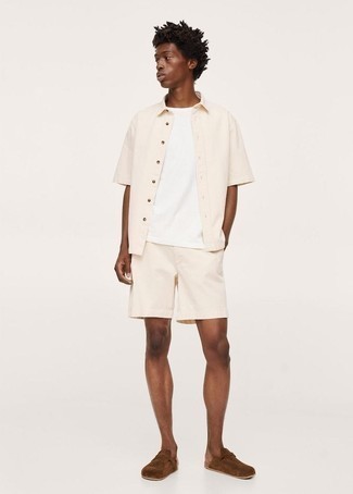 Beige Shorts Outfits For Men: This casual combination of a beige short sleeve shirt and beige shorts is a never-failing option when you need to look casually cool but have zero time. Make this ensemble slightly classier by finishing off with brown suede loafers.
