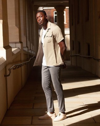 Tan Short Sleeve Shirt Outfits For Men: A tan short sleeve shirt and grey chinos have become bona fide wardrobe styles for most guys. Let your outfit coordination credentials truly shine by completing your getup with a pair of beige canvas low top sneakers.