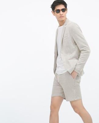 Beige Seersucker Shorts Outfits For Men: 