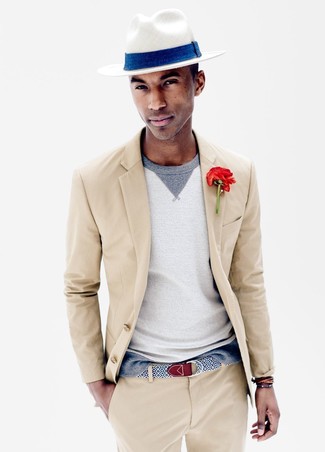 White Straw Hat Outfits For Men: Why not make a beige suit and a white straw hat your outfit choice? These two pieces are very comfortable and will look amazing married together.