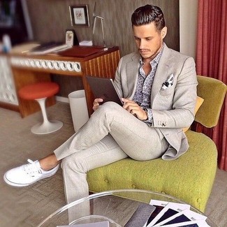 White and Navy Print Pocket Square Outfits: Dress in a beige suit and a white and navy print pocket square to achieve an extra sharp and modern-looking casual ensemble. Let your outfit coordination skills truly shine by rounding off with white canvas low top sneakers.