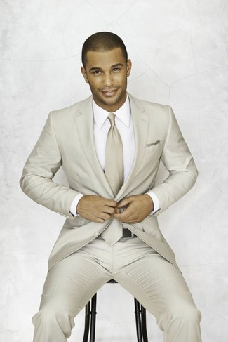 Beige Tie Outfits For Men: For polished style with a modern take, opt for a beige suit and a beige tie.