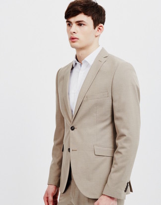 Beige Suit with White Dress Shirt Outfits In Their 20s: For polished style with a fashionable spin, marry a beige suit with a white dress shirt. A no-brainer combination appropriate for 20-something gentlemen.