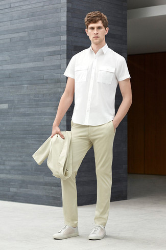 Short Sleeve Shirt with Low Top Sneakers Smart Casual Warm Weather Outfits For Men: Combining a short sleeve shirt and a beige suit will prove your styling skills. Finishing with low top sneakers is the simplest way to infuse a dose of stylish casualness into this ensemble.