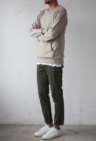 Tan Sweatshirt Outfits For Men: A tan sweatshirt and dark green chinos make for the ultimate laid-back style for any guy. Add a pair of white leather low top sneakers to the equation and ta-da: your outfit is complete.